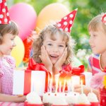 幼稚園・保育園の子どもの誕生日には、とびきりの笑顔でお祝いの日を楽しんでほしいですよね。ここでは、そんなシーンで役立つメッセージの書き方のコツをはじめ、代表的なメッセージ例や伝え方のポイントなどをまとめています。「誕生日おめでとう！」の気持ちを込めて、優しいメッセージを書いてくださいね。
