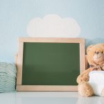 新しい家族を迎えた友達へ、明るくハッピーな気持ちを一層盛り上げるメッセージを贈りましょう。ここでは、出産祝いのメッセージの書き方のポイントや注意点などをご紹介します。ご友人や親友、ママ友などが笑顔になるメッセージを届けてくださいね。