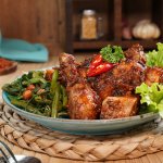 Jika Anda seorang pecinta masakan pedas dan ingin menjelajahi kelezatan khas Lombok, Ayam Taliwang adalah pilihan yang sempurna. Berikut adalah 12 restoran di Bali yang menawarkan pengalaman kuliner tak terlupakan dengan hidangan Ayam Taliwang yang lezat dan autentik.