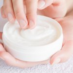 Kondisi kulit yang kering harus segera ditangani dengan cepat. Jika tidak, maka kulit akan semakin terasa kurang nyaman. Selain itu, kulit kering bikin tampilan juga kurang oke. Nah, kamu butuh pelembap yang tepat untuk membuat kulit jadi kembali normal dan lembap. Karena itu, kamu wajib simak rekomendasi kami, ya!