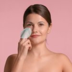 Jika wajah tampak kusam, artinya kamu wajib melakukan eksfoliasi. Jangan tunda lagi dan segera gunakan peeling pad. Produk peeling pad cocok banget untuk kamu yang ogah ribet dengan penggunaan scrub ataupun masker. Cukup sekali usap dan wajah jadi kembali berseri. Intip rekomendasi terbaiknya dari kami di BP-Guide!