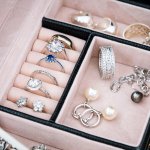 Anda pencinta perhiasan, berikan sentuhan kemewahan pada koleksi Anda dengan kotak perhiasan elegan. Desainnya yang indah tidak hanya menyimpan perhiasan dengan aman, tetapi juga menambah pesona pada tempat penyimpanan Anda.

