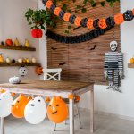 Halloween segera datang, nih! Sudah nyiapin dekorasi belum? Kalau belum, BP-Guide akan memberikan kamu rekomendasi dekorasi Halloween super kece yang bisa kamu pasang sendiri di rumah. Meskipun mungkin tahun ini kamu tidak bisa merayakannya di luar rumah, tetap seru dengan dekorasi yang pas dong!