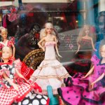 Boneka Barbie tetap menjadi idola bagi anak-anak sejak dulu kala. Sejak masih tahun 60-an ketika Barbie diperkenalkan sampai era modern saat ini. Ingin mencari produk boneka Barbie yang pas untuk anak-anak? Simak dulu ulasan dan rekomendasi berikut ini, yah.