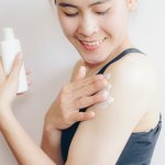 Rutinitas yang dilakukan oleh wanita sehabis mandi yaitu menggunakan body lotion. Karena menggunakan body lotion sehabis mandi dipercaya dapat mengunci kelembapan kulit secara maksimal. Jika memang kamu memiliki masalah dengan kulit kering, maka kamu harus mencoba body lotion berbahan susu. Karena susu diyakini akan membantu melembapkan kulitmu serta mencerahkannya.