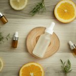 Anda ingin kulit yang cerah, sehat, dan bercahaya? Solusinya ada dalam skincare yang mengandung vitamin C. Dikenal sebagai antioksidan alami, vitamin C memiliki kekuatan untuk mencerahkan kulit, mengurangi tanda penuaan, dan melindungi dari kerusakan akibat radikal bebas.