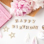 後輩や先輩、同僚や上司など、職場の女性の誕生日に、どのようなメッセージを贈れば良いか悩みますよね。そこで、魅力的な誕生日メッセージの書き方のコツや喜ばれるポイント、役立つ文例などをご紹介します。素敵な笑顔を引き出す誕生日メッセージをプレゼントして、幸せを感じてもらいましょう。