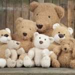 Siapa sih yang tak suka dengan boneka, terutama wanita dan anak-anak? Boneka bisa jadi teman main terbaik untuk anak dan bisa jadi benda yang nyaman untuk dipeluk kala tidur. Ingin tahu boneka terbesar yang pernah ada di dunia? Yuk simak daftarnya berikut ini!