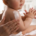 Dalam artikel ini, kami akan memberikan rekomendasi bedak cair yang cocok sebagai pengganti bedak tabur untuk bayi Anda. Bedak cair memiliki tekstur yang lembut dan ringan, menjadikannya pilihan yang nyaman dan aman untuk kulit sensitif bayi.