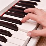 Piano digital terbaik adalah investasi musikal yang tak ternilai. Dengan teknologi canggih, Anda dapat mengeksplorasi berbagai suara dengan presisi yang luar biasa, dari piano konser hingga instrumen orkestra lengkap, semuanya dalam satu alat yang elegan dan ringkas.