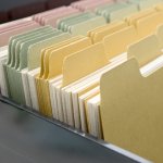 Anda punya banyak file hardcopy yang sering berantakan? Suka lupa di mana menaruhnya karena tidak tertata? Kini saatnya Anda memiliki file holder untuk mengorganisir semua dokumen penting milik Anda. Melalui artikel ini, BP-Guide akan merekomendasikan file holder terbaik yang wajib Anda punya.