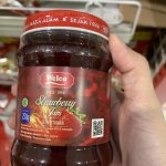 Selai sangat sulit dipisahkan dari roti. Tanpa selai, roti akan terasa hambar dan kurang nikmat untuk dimakan. Selai pun tidak hanya sekadar penambah rasa lezat pada roti saja, namun juga mengandung beragam manfaat untuk tubuh. Mau tahu info tentang selai lebih banyak? Baca lebih lanjut, ya!