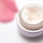 Merawat kulit sudah menjadi kewajiban setiap wanita supaya bisa tampil cantik. Wanita gemar memakai produk skin care dari Jepang yang memang berkualitas untuk merawat kecantikan kulit. Apa saja sih produknya, dan apa saja manfaatnya? Intip pembahasannya bersama kami ya!