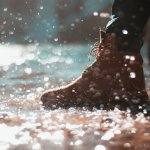 おしゃれで機能的な防水ブーツは、雨や雪の日も足元を気にせず行動できるように様々な工夫が凝らされています。今回は、編集部がwebアンケート調査の結果をもとに厳選した、人気のメンズ防水ブーツを取り扱うブランドをランキング形式で紹介します。品質やデザイン性の高さなどに定評があるブランドばかりなので、ぜひ最後までチェックしてください。