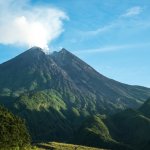 Tak cuma karena letusannya saja, gunung Merapi juga populer sebagai jalur pendakian dan objek wisata di daerah Jawa Tengah dan Yogyakarta lho! Kalau kamu tak ingin mendaki, kamu bisa coba alternatif wisata gunung merapi yang dirangkum BP-Guide berikut ini!