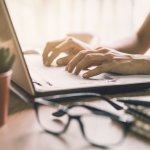 Meja berbahan kayu memang dikenal sebagai produk yang punya citarasa seni. Jadinya, mampu memberikan kesan yang elegan, artistik dan memukau di ruangan. Tidak hanya itu, tapi meja kayu juga sangat nyaman digunakan untuk bekerja atau belajar. Berikut beberapa rekomendasi meja belajar kayu yang bisa Anda pertimbangkan.