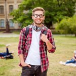 荷物を持ち運びやすく動きやすいメンズリュックは、男子大学生にとって便利なアイテムです。今回は、おしゃれな男子大学生から注目を集めるメンズリュックを扱うブランドをご紹介します。編集部が行ったwebアンケートの結果をもとにランキングを作成しているので、本当に人気のブランドがわかります。ぜひ最後までチェックして、好みやニーズにマッチするメンズリュックを見つけてください。