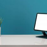 Ketika kita menggunakan ponsel dalam waktu yang cukup lama, mungkin akan melelahkan jika kita terus-terusan memegang layar ponsel. Solusinya, gunakan stand holder HP!