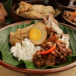 Sesampainya di Solo, salah satu hal yang perlu kamu pertimbangkan adalah  mencicipi menu sarapan pagi di Solo. Mengapa? Karena banyaknya pilihan menu dan cita rasa yang khas akan buat kamu semakin rajin untuk sarapan di kota ini. Yuk, nikmati kelezatan aneka menu sarapan pagi di Solo!