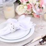 結婚祝いでよく聞く食器のプレゼント。気になる意味やマナー、人気の理由を徹底解説します。相場のアンケート結果や予算も交えて、結婚祝いで人気の食器のプレゼントを、【2023年度版】カテゴリ別にランキング形式でご紹介します。是非参考にしてください。