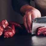 Mengonsumsi daging memberikan banyak manfaat untuk kita. Sayangnya, untuk mengolah daging tidaklah mudah. Mulai dari proses pemotongan daging, jika kurang tepat maka hasil masakan jadi alot dan bahkan mengurangi rasanya. Oleh karena itu gunakan pisau yang tepat agar pemotongan daging lebih mudah dan cita rasa masakan lebih enak. Simak pilihan pisau rekomendasi kami!