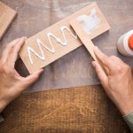 Lem adalah bahan perekat yang pastinya dibutuhkan. Untuk memilih lem pun harus disesuaikan dengan bahan yang akan dilem. Sebab, beda bahan yang direkatkan maka beda pula perekat yang dibutuhkan. Untuk bahan kayu, kamu butuh lem khusus kayu. Ini karena lem kayu memiliki formula yang bisa merekatkan kayu dengan kuat dan erat sehingga bisa tahan lama digunakan. Intip rekomendasi lem kayu dari kami, ya!