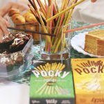 Menikmati camilan Pocky dalam suasana apa pun memang selalu pas. Ngomong-ngomong, kamu sudah pernah mencoba semua varian rasanya, belum? Wah, kalau belum, cocok banget nih! Kamu wajib baca artikel ini sampai selesai. Yuk, langsung simak!