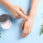 Kulit tangan tentu juga cukup sensitif dan perlu perlindungan lebih. Apalagi, kulit tangan termasuk salah satu bagian tubuh yang sering terpapar sinar matahari, radikal bebas dan sebagainya. Berikut ini BP-Guide akan mengulas tentang hand cream dan kegunaannya untuk Anda.