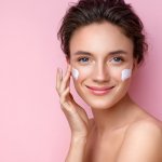 Menjaga keremajaan kulit sangat penting, apalagi setelah memasuki usia 25 tahun. Dalam artikel ini, BP-Guide akan memberikan rekomendasi anti aging cream untuk merawat kulit Anda. Yuk, simak bersama!