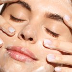 Anda tentu menginginkan kulit yang bersih dan segar setiap hari. Gel cleanser adalah kunci untuk mencapai kulit sehat dan bebas dari kotoran serta minyak berlebih.

