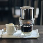 Kopi Vietnam Drip adalah jenis kopi yang kini sedang booming dan banyak disajikan di kafe-kafe ternama. Tak perlu repot datang ke kafe, kini Anda bisa meracik sendiri Vietnam Drip di rumah dengan cara dan rekomendasi alat dripper yang dirangkum BP-Guide berikut ini!