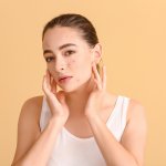 Permasalah jerawat di wajah memang sangat menjengkelkan. Bukan hanya bikin bad mood, lebih jauh lagi membuat kurang percaya diri karena jerawat yang tak kunjung sembuh. Jika kamu sedang menghadapi masalah serupa, mungkin kamu bisa coba beberapa rekomendasi salep wajah di bawah ini. Yuk, simak sampai selesai.