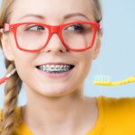 Anda menggunakan behel dan ingin menjaga kebersihan gigi dengan baik? Sikat gigi khusus untuk behel adalah pilihan yang bijak. Didesain untuk mencapai area-area sulit di sekitar behel, sikat ini membantu menjaga kesehatan gigi Anda dengan lebih efektif.

