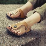 Ingin memakai sandal yang trendi, berkualitas dan terlihat eksklusif? Tentu Anda harus menggunakan sandal kulit. Ada berbagai model dan merek sandal yang menggunakan sandal kulit sebagai produk unggulan mereka. Tentunya, gaya Anda tidak akan pernah ketinggalan jaman. Ini dia rekomendasi dari BP-Guide yang bisa Anda simak.