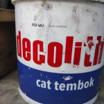 Lebaran sebentar lagi, Anda pasti ingin mengganti cat rumah untuk menciptakan suasana baru. Sebelum menyapukan cat baru, lapisan cat lama harus dibersihkan terlebih dulu. Bersihkan cat yang lama dengan pembersih cat terbaik rekomendasi BP-Guide berikut ini.