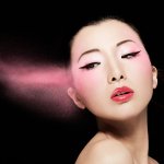 Bagi kamu yang berwajah oriental mungkin rekomendasi makeup ala negeri tirai bambu ini bisa menjadi rujukan tren makeup masa kini. Namun, tidak hanya perempuan berwajah oriental yang bisa memakai tren makeup ala Putri Huan Zhu atau boneka China. Bagi kamu yang menyukai gaya makeup para beauty enthusiast China tetapi berwajah non-oriental juga bisa, kok. Tenang aja di sini kamu akan dipandu bagaimana memakai makeup yang cocok untuk acara tertentu. Jadi, yuk baca sampai habis ya, girls! 