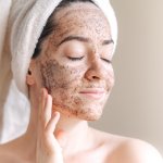 Anda yang menginginkan kulit yang bersih dan segar, temukan manfaat luar biasa dari scrub wajah dalam merawat dan menyegarkan kulit wajah Anda.