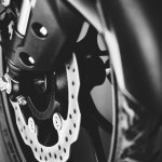 Selain tidak sedap dipandang mata, ban mobil yang kotor juga membuat ban kurang awet. Kamu jangan hanya fokus pada kualitas mesin mobil, tapi juga perhatikan kebersihan bannya!