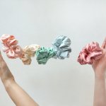 Siapa bilang aksesori rambut harus membosankan? Dalam dunia fashion yang terus berkembang, scrunchie telah menjadi pilihan yang serbaguna dan elegan untuk melengkapi penampilan Anda. Scrunchie bukan hanya sekadar ikatan rambut, mereka adalah pernyataan gaya. Ingin tahu mengapa Anda seharusnya memasukkan scrunchie dalam koleksi aksesori Anda? Simak rekomendasi kami di sini!