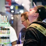 Rokok elektrik menjadi populer di tahun-tahun sekarang. Pasalnya, vapor atau rokok elektrik lebih ramah lingkungan karena tidak menimbulkan asap rokok yang dapat mengganggu orang lain. Itu mengapa, vapor pen menjadi tren di kalangan pria perokok saat ini. 