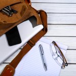 Memilih tas laptop memang tidak terlalu rumit. Yang penting adalah kamu bisa menyesuaikan dengan aktivitasmu. Banyak sekali model-model tas laptop yang saat ini ada di pasaran seperti tas punggung, tas jinjing, atau tas selempang. Nah, simak tips memilih tas laptop dan produk-produknya dalam artikel BP-Guide ini!