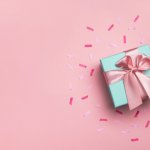 Hadiah adalah kejutan menyenangkan bagi siapa pun, tak terkecuali pasangan. Bagi orang tersayang, kado jadi salah satu bentuk perhatian yang sering dilakukan. Intip inspirasi hadiah untuk kado berkesan bagi pasangan.