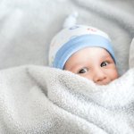 Aman untuk kulit bayi dengan bahannya yang elastis, breathable, dan nggak gatal, selimut bayi biasanya juga bisa dijadikan sebagai alas tidur ketika berada di lantai atau di karpet. Cocok juga untuk dibawa bepergian karena selimut bayi biasanya sangatlah ringan.