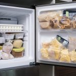 Anda yang ingin menjaga makanan dan minuman tetap segar dan beku pasti menghargai kegunaan kulkas freezer, yang menawarkan ruang penyimpanan ekstra yang sangat berguna.