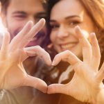 Status menyendiri saat ini menjadi status yang sangat sering menjadi bahan lelucon di masyarakat. Julukan jomblo atau jones membuat orang-orang ingin segera mendapat pasangan dan terhindar dari julukan-julukan ini. Cara mencari pasangan pun terus bertambah jenisnya, termasuk dengan memanfaatkan teknologi.