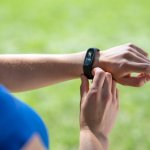 Berbeda dengan smartwatch, smartband memiliki desain yang lebih ramping dengan fitur yang bervariasi. Ada berbagai macam merk smartband di pasaran seringkali malah membuat bingung untuk menentukan mana yang terbaik. BP-Guide hadir dengan rekomendasi 10 smartband terbaik dengan fitur mumpuni untuk menemani workout dan memantau kesehatanmu. Baca sampai akhir ya!