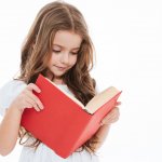 Semakin bertambah usia, anak sudah bisa belajar membaca buku dengan banyak halaman. Hal ini juga bisa melatih anak untuk senang membaca dan belajar akan kehidupan sehari-hari. Anda sudah bisa memperkenalkan anak dengan novel yang masih bercerita petualangan untuk anak. Berikut beberapa rekomendasi novel anak terbaik yang bisa menjadi pilihan untuk anak di rumah. 