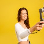 Untuk menghasilkan rekaman video yang bagus dan stabil, Anda bisa menggunakan gimbal. Harga gimbal yang berkualitas tidak selalu mahal kok. Berikut BP-Guide akan memberikan rekomendasi gimbal murah tapi berkualitas buat Anda.