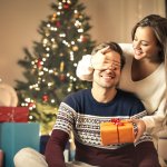 Giáng Sinh đã cận kề mà bạn vẫn chưa biết mua quà gì dành tặng chàng trai của mình. Hãy tham khảo ngay 10 món quà Noel tặng người yêu khiến chàng cảm động (năm 2021) cùng những lời chúc Giáng Sinh ngọt ngào, lãng mạn dành cho chàng qua bài viết dưới đây nhé! 