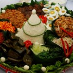 Tumpeng menjadi salah satu makanan khas nusantara yang kerap disajikan kala ada acara penting. Mulai dari pernikahan, ulang tahun hingga perayaan tahunan kerap kali menghadirkan tumpeng sebagai sajian utama. Bersama BP-Guide, lihat bersama yuk aneka resep makanan untuk teman tumpeng!